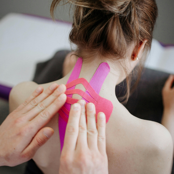 Εφαρμογή Kinesio Tape σε μυ για υποστήριξη και ανακούφιση πόνου.